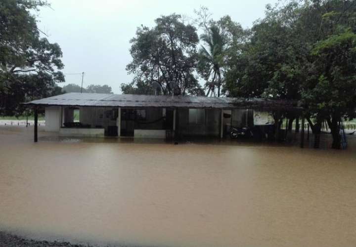 Evacúan a familias en Veraguas por inundaciones