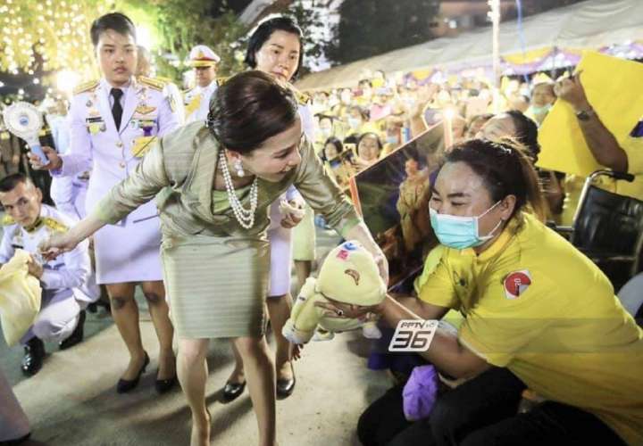 Rey de Tailandia causa polémica por hacer que escoltas se arrastren frente a él
