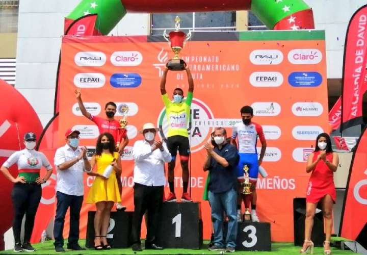 Christofer Jurado levanta la copa de campeón de la Vuelta Internacional a Chiriquí.