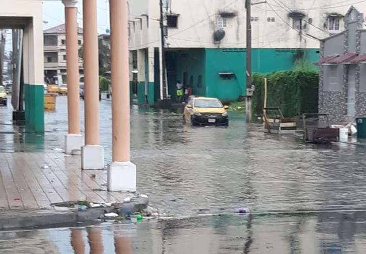 Lluvia deja varias calles inundadas en Colón  [Video]