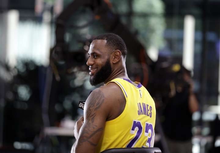 LeBron James se mantendrá en los Angeles Lakers 