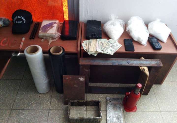 Aprehenden a tres extranjeros por posesión de cocaína y dinero en El Cangrejo