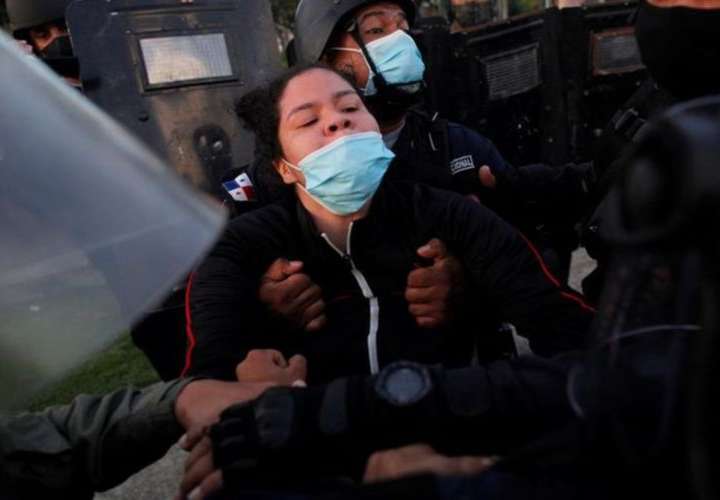 Liberan a estudiante detenida tras protesta en la 5 de Mayo