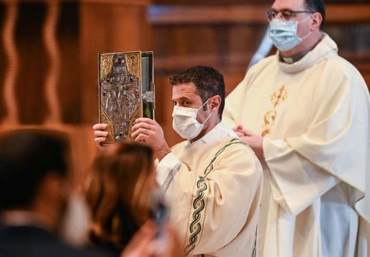  El Vaticano recuerda que es "inadecuado" usar fotocopias de la Biblia en misa