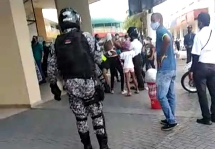 Rofea a los policías, se niega a dar su cédula y se lo llevan detenido (Video)