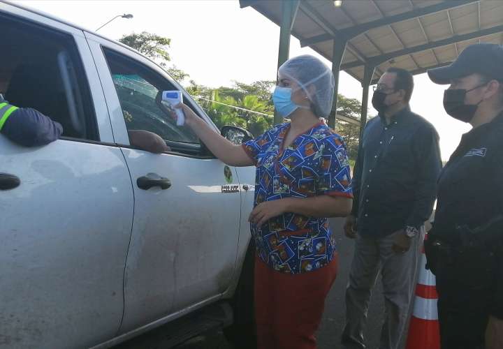 Devuelven vehículos y viajeros en puestos de control sanitario de Herrera