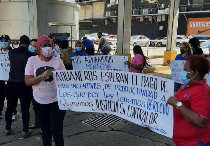 Trabajadores aduaneros protestan y exigen sus incentivos de productividad