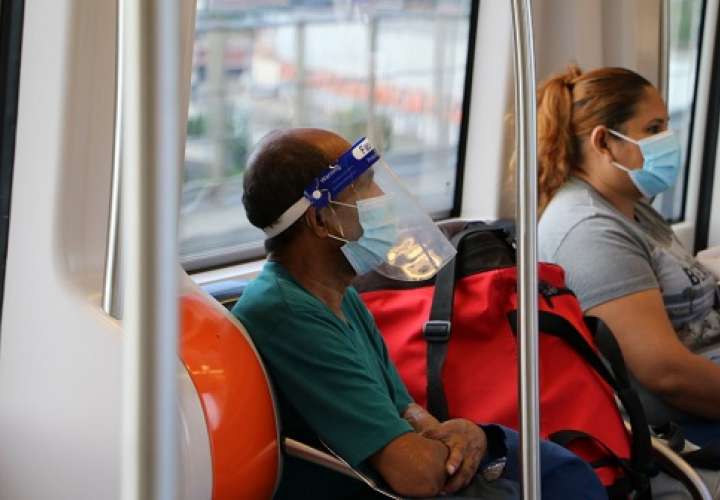 Impulsan uso de pantallas faciales en transporte público 