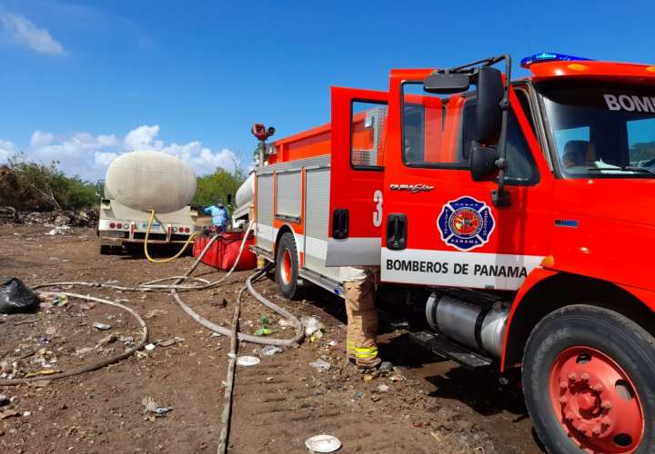 Bomberos avanzan en control de incendio en vertedero de Guararé