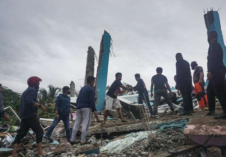 Sismo en Indonesia deja más de 30 muertos