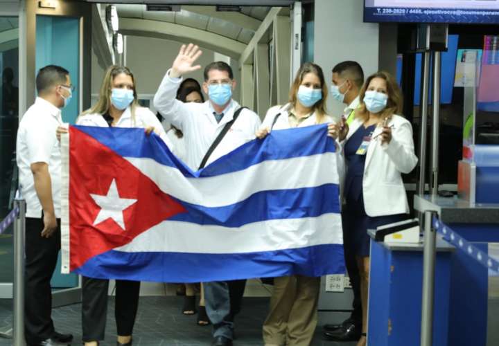 Llegan a Panamá los médicos cubanos que ayudarán en la lucha contra el Covid19