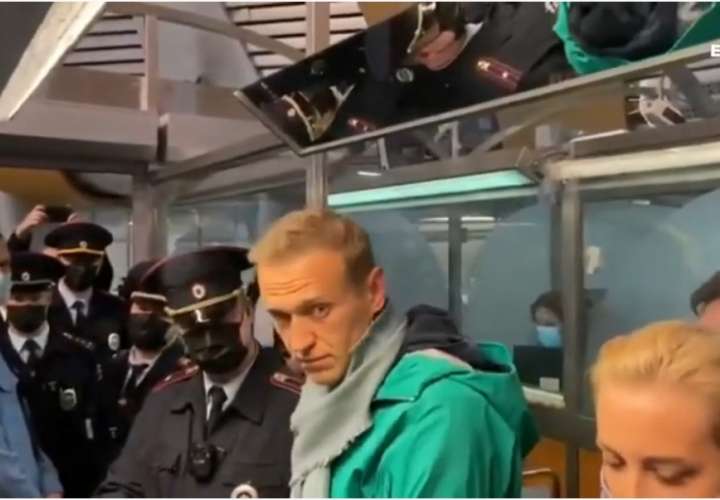 La policía rusa detiene a Navalni al aterrizar en Moscú
