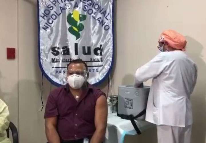 Médico del hospital Nicolás Solano recibe primera dosis de la vacuna