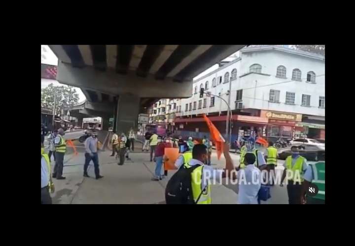 Operadores del metrobús protestan; piden aumento salarial 