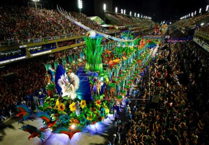 Integrantes de la escuela de samba del Grupo Especial Portela desfilan este martes 5 de marzo de 2019, en la celebración del carnaval en el sambódromo de Río de Janeiro (Brasil). EFE