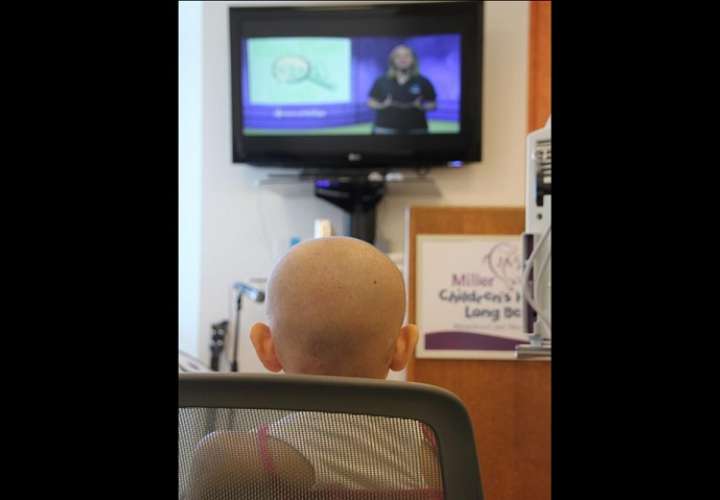 Imagen de archivo de una paciente en tratamiento contra la leucemia mientras ve la televisión. EFE
