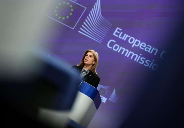 AstraZeneca anuncia a Bruselas un retraso en entregas de dosis prometidas a la UE