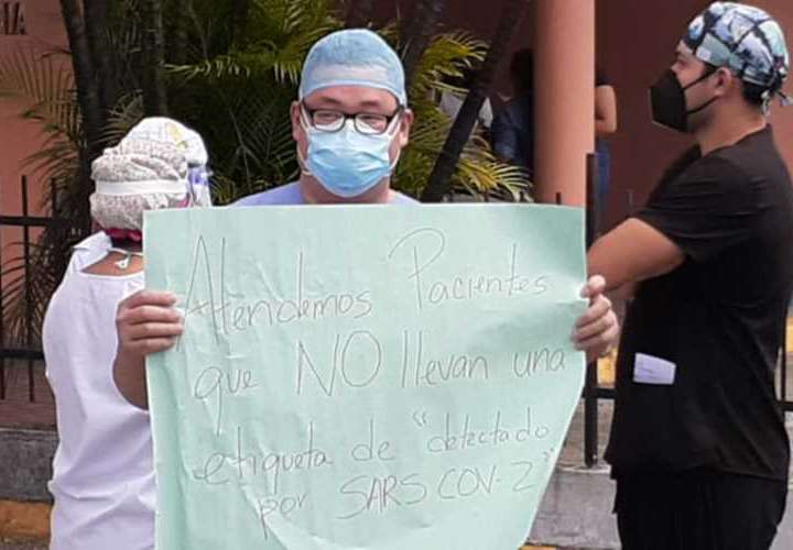 Siguen las protestas de médicos por la vacuna
