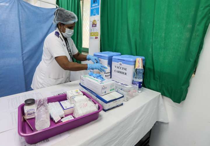  La India vacuna a 1,4 millones de sanitarios en la primera semana de campaña