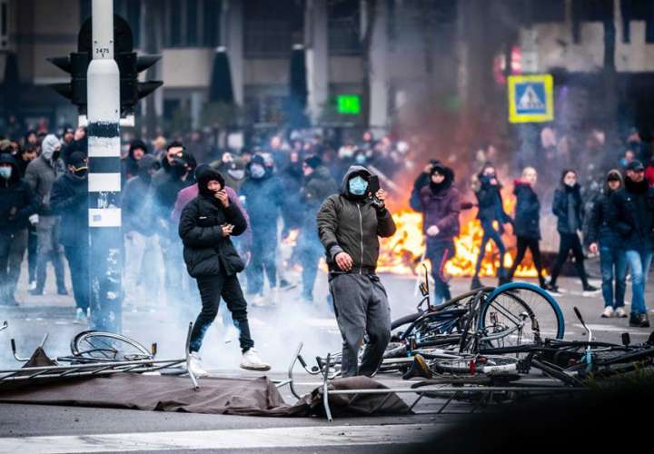 Disturbios y saqueos en Holanda por la imposición del toque de queda