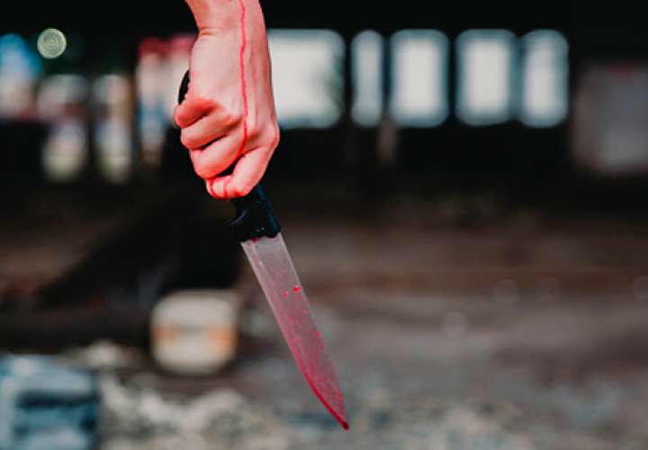 ¡Desalmada! Madre intenta asesinar a su hija de 3 años con un cuchillo