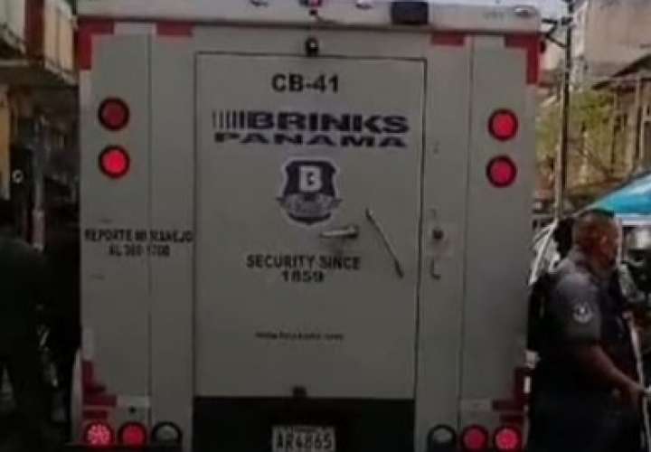 Seguridad herido durante intento de robo a camión blindado de la Brinks [Video] 