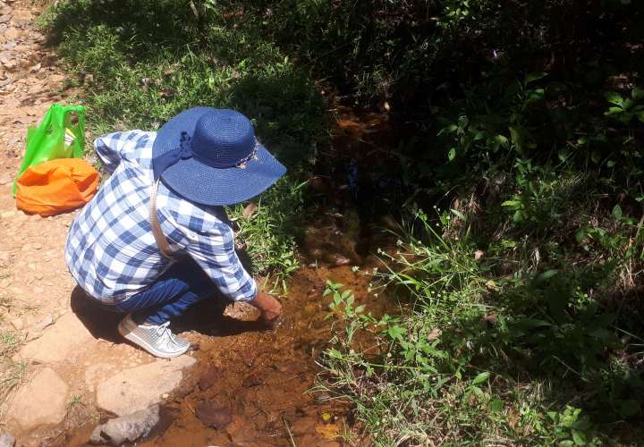 Niños veragüenses afectados por parásitos ante posible consumo de agua no apta 