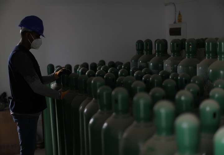 Cientos de peruanos buscan oxígeno medicinal