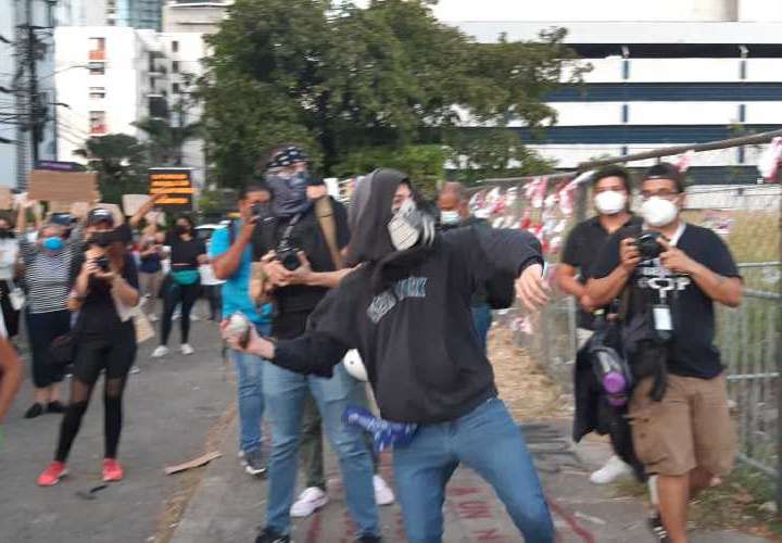 Enfrentamientos en el Senniaf entre tongos y manifestantes