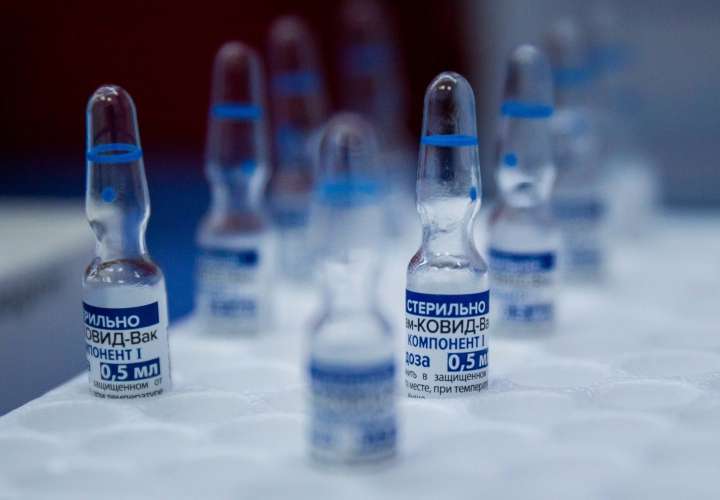La Agencia Europea del Medicamento evalúa la vacuna rusa sin contrato con Bruselas