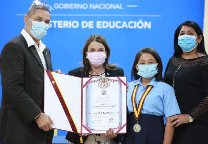 Entregan premios a educadores y centros escolares por Orden José Manuel Hurtado 2020