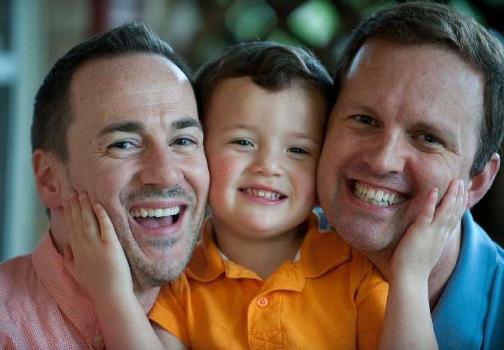 Piden vetar la ley que impide a parejas del mismo sexo adoptar en Panamá