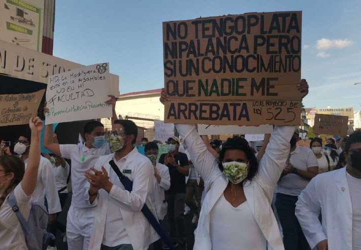 Estudiantes de medicina se plantan frente a la Asamblea contra Proyecto No. 525