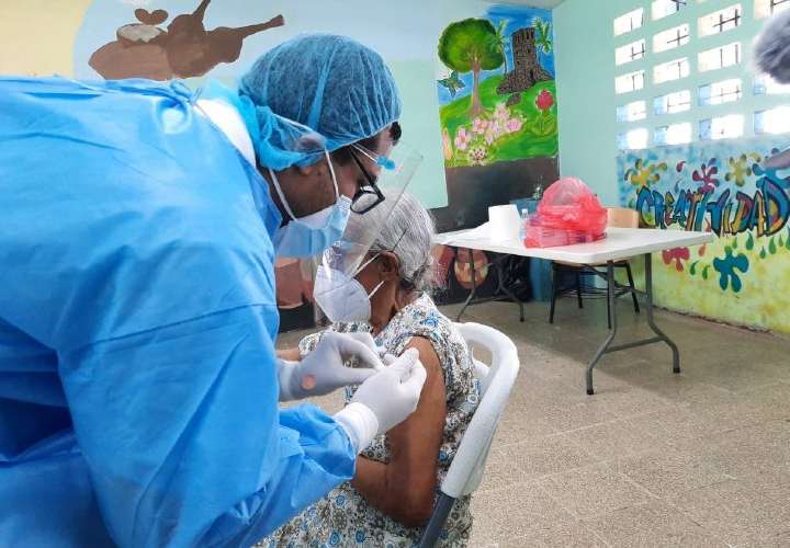 Hoy llegan 77,200 vacunas de Pfizer y aplicarán segunda dosis en San Miguelito