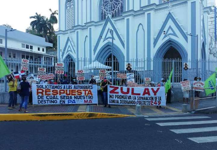 "Que nos permitan permanecer" en Panamá, claman inmigrantes en una vigilia