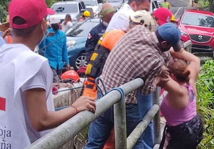 Rescatan a 3 bañistas en Chiriquí, hay 4 desaparecidos en Comarca