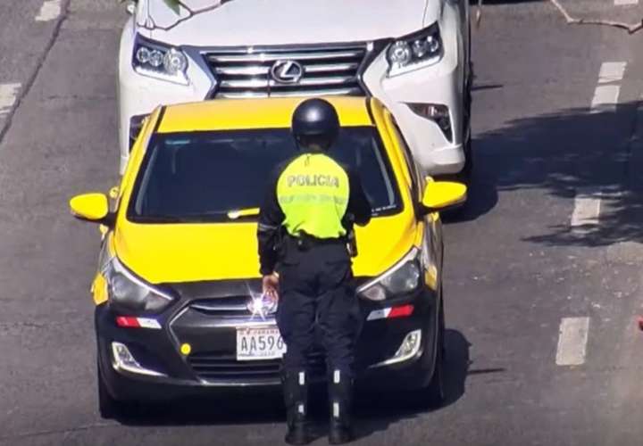 Taxista sin licencia choca autos, se le fuga a un tránsito y cae como papaya