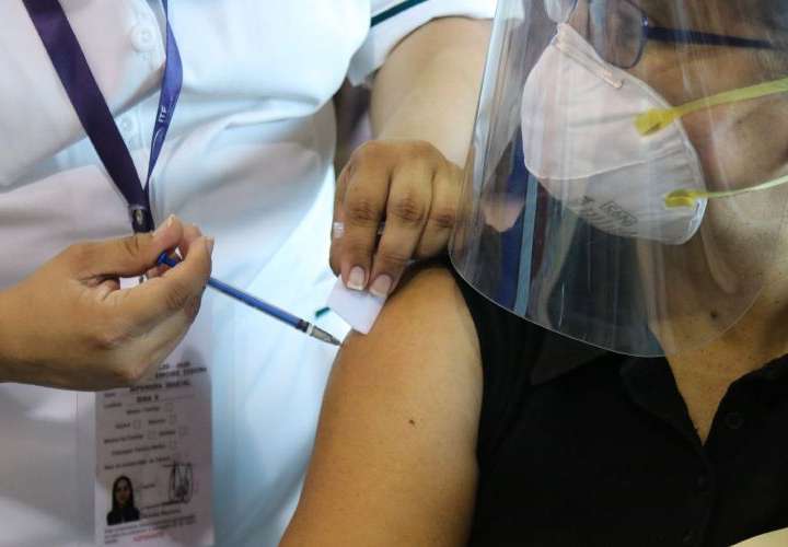 Evalúan cooperación de sector privado para aplicación de vacunas