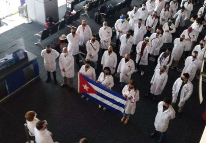 Panamá extiende contrato a 122 médicos cubanos