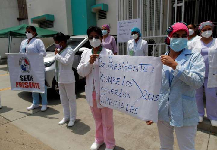Enfermeras de Panamá protestan con una huelga contra su inestabilidad laboral