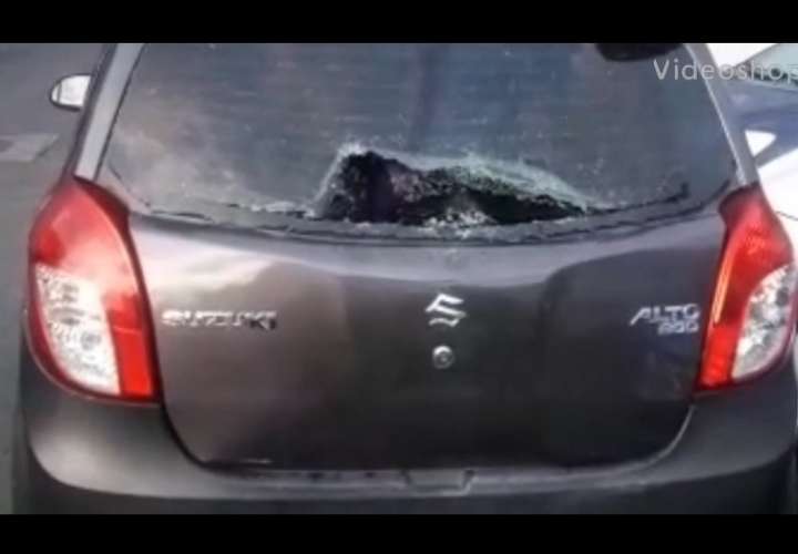 Auto con los vidrios rotos a consecuencia de la pelea. (Foto:CON)