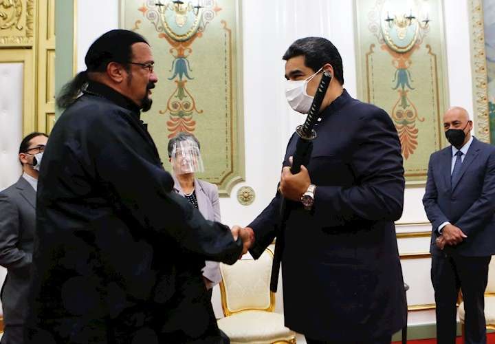 Steven Seagal le regala una espada a Maduro y causa indignación en redes
