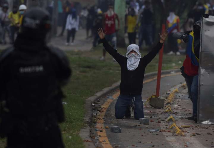 Quien reprime al pueblo debe pedir perdón, dice concejal colombiano a Crítica