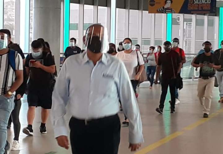 Amanecieron con mascarillas y pantallas faciales para abordar el transporte