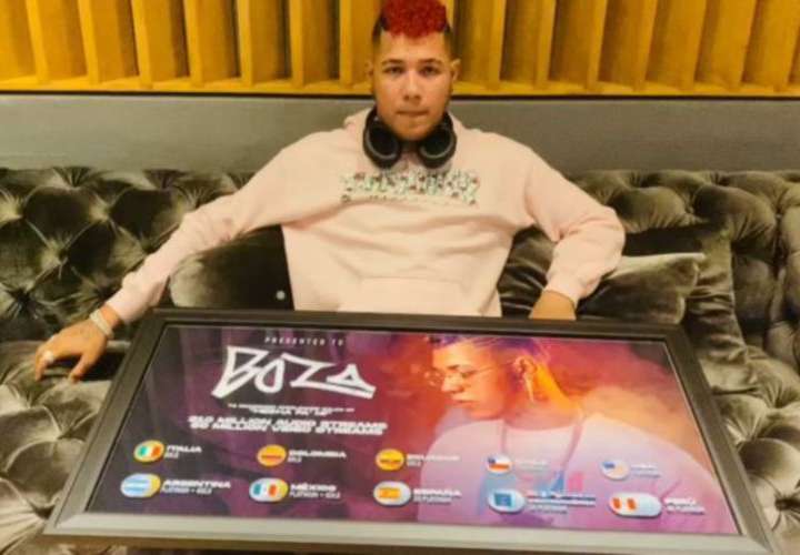 Boza recibe certificado por más de 400 millones de streamings de ‘Hecha pa’ mi’