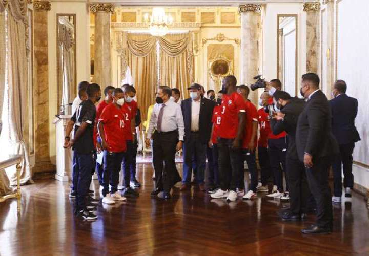Selección de futsal recibe homenaje en la Presidencia