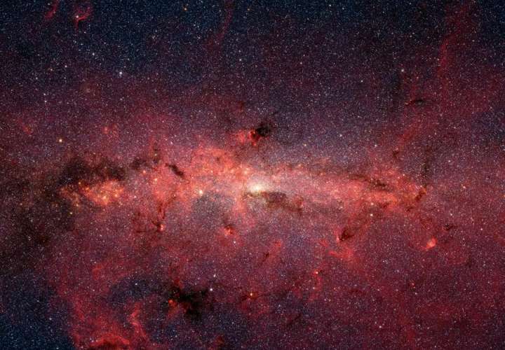  Imagen del centro de la galaxia obtenida con el telescopio espacial Spitzer, donde se pueden ver zonas de nubes moleculares. EFE
