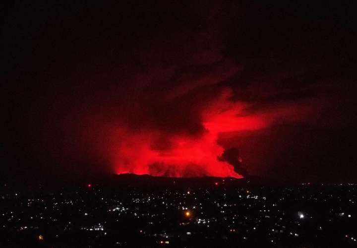 Una vista general de la erupción del monte Nyiragongo sobre Goma, República Democrática del Congo, 22 de mayo de 2021. EFE