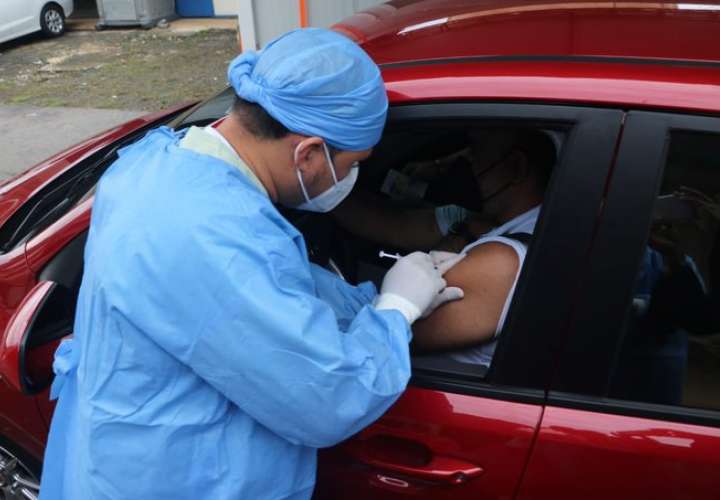 Arranca vacunación voluntaria de AztraZeneca en autorápido de Chiriquí