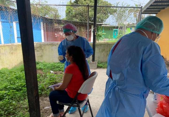 El equipo de Respuesta Rápida continua con la toma de hisopados para la búsqueda de casos positivos en las comunidades de Finca 11, Changuinola.